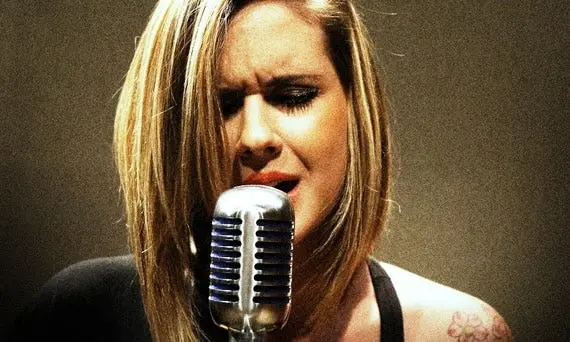 Carina Mennito lança site e clipes