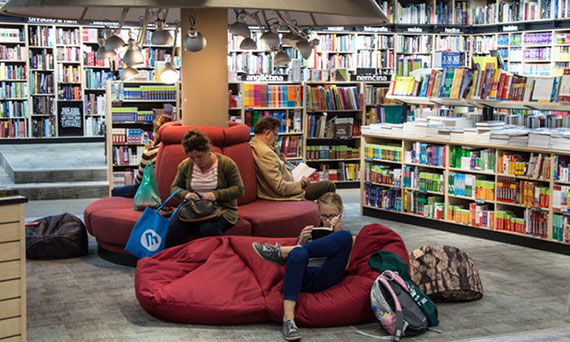 Pessoas na Livraria - Click Interativo